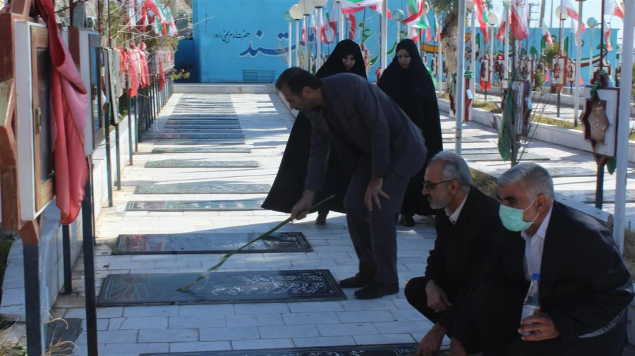 غبار روبی گلزار شهدا توسط کارکنان پردیس رسالت در سومین روز از دهه ی فجر 4