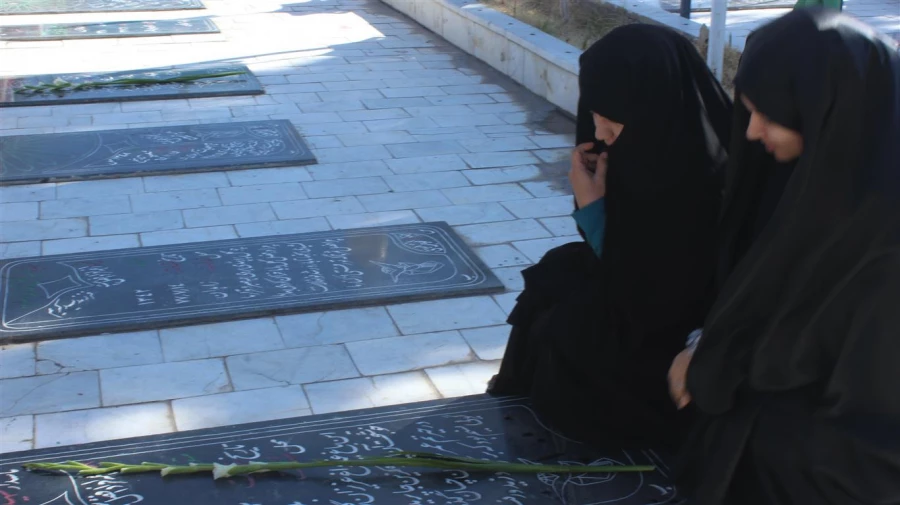 غبار روبی گلزار شهدا توسط کارکنان پردیس رسالت در سومین روز از دهه ی فجر 5