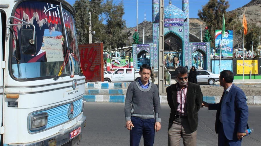 غبار روبی گلزار شهدا توسط کارکنان پردیس رسالت در سومین روز از دهه ی فجر 6