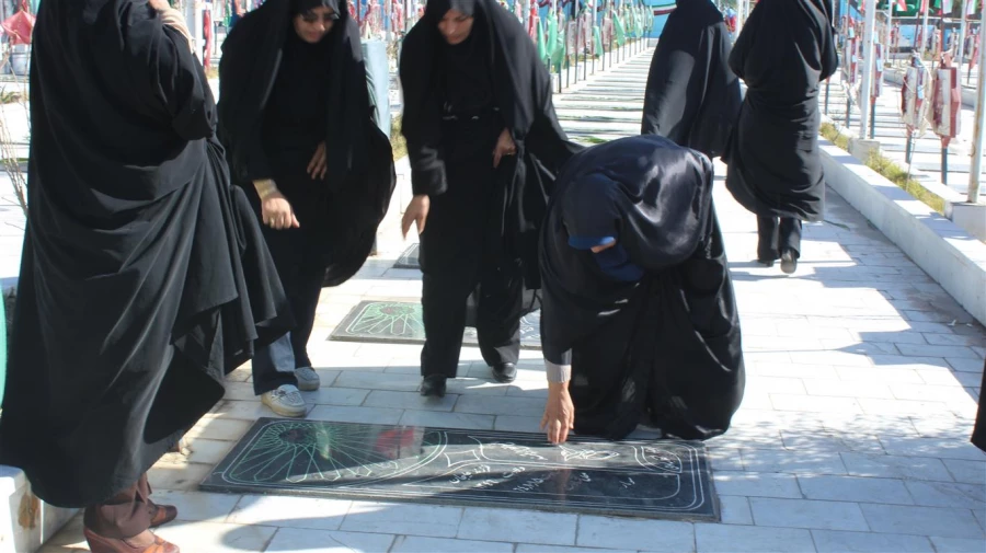 غبار روبی گلزار شهدا توسط کارکنان پردیس رسالت در سومین روز از دهه ی فجر 7