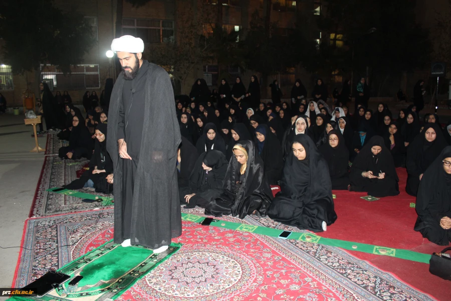 برگزاری نماز جماعت در محوطه پردیس