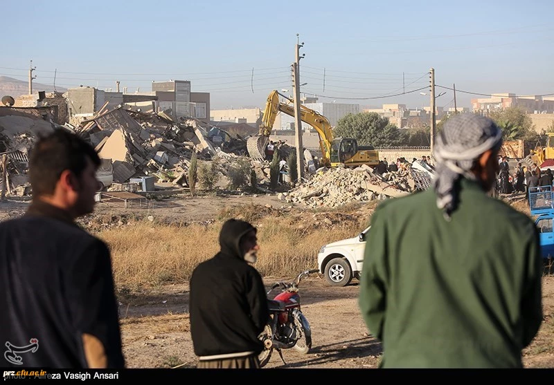 امشب این خانه عجب حال وهوایی دارد  .        
گپ زدن با درودیوار صفایی دارد .
همه رفتند از این خانه بجز غم ،باز این یار قدیمی چه وفایی دارد .
درد رفتن هموطنان کرمانشاهی راچگونه وصف کنم 
                 تسلیت                            تسلیت