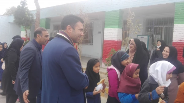 توزیع صبحانه در مدارس حاشیه شهر توسط دانشجویان ، کارکنان و حضور سرپرست  پردیس رسالت 
که با استقبال بی نظیر دانش آموزان قرار گرفت