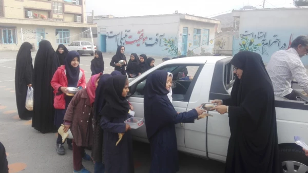 توزیع صبحانه در مدارس حاشیه شهر توسط دانشجویان ، کارکنان و حضور سرپرست  پردیس رسالت 
که با استقبال بی نظیر دانش آموزان قرار گرفت