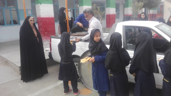 توزیع صبحانه در مدارس حاشیه شهر توسط دانشجویان ، کارکنان و حضور سرپرست  پردیس رسالت 
که با استقبال بی نظیر دانش آموزان قرار گرفت