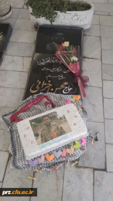 غبار روبی مزار شهدا توسط دانشجویان به مناسبت هفته ی بسیج