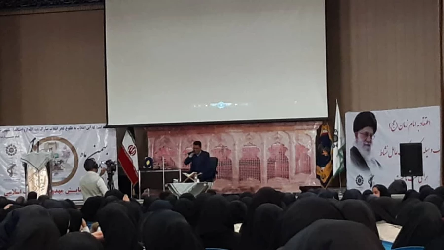 حضور دانشجویان در برگزاری مراسم دهه ی فجر در حسینیه ی ثار الله  3