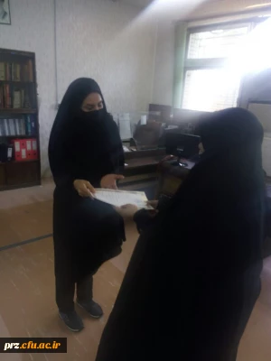 اهدا تقدیر نامه های روز معلم توسط سرپرست پردیس رسالت به همکاران به صورت انفرادی